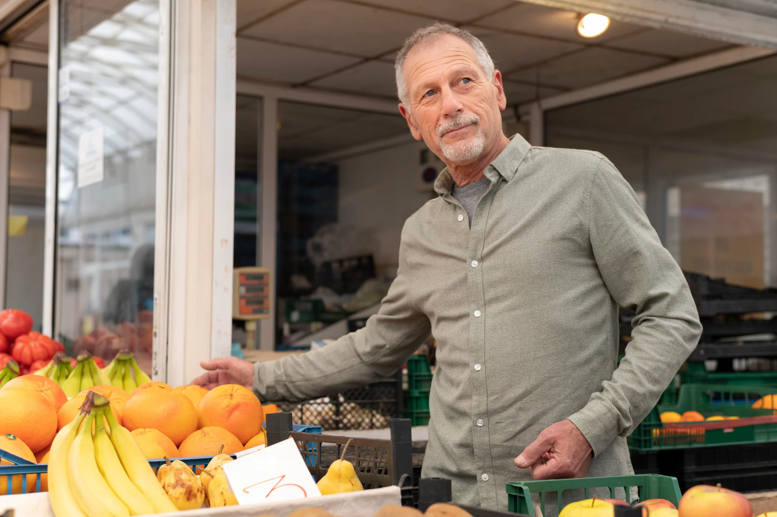 persona trabajando en su puesto de frutería